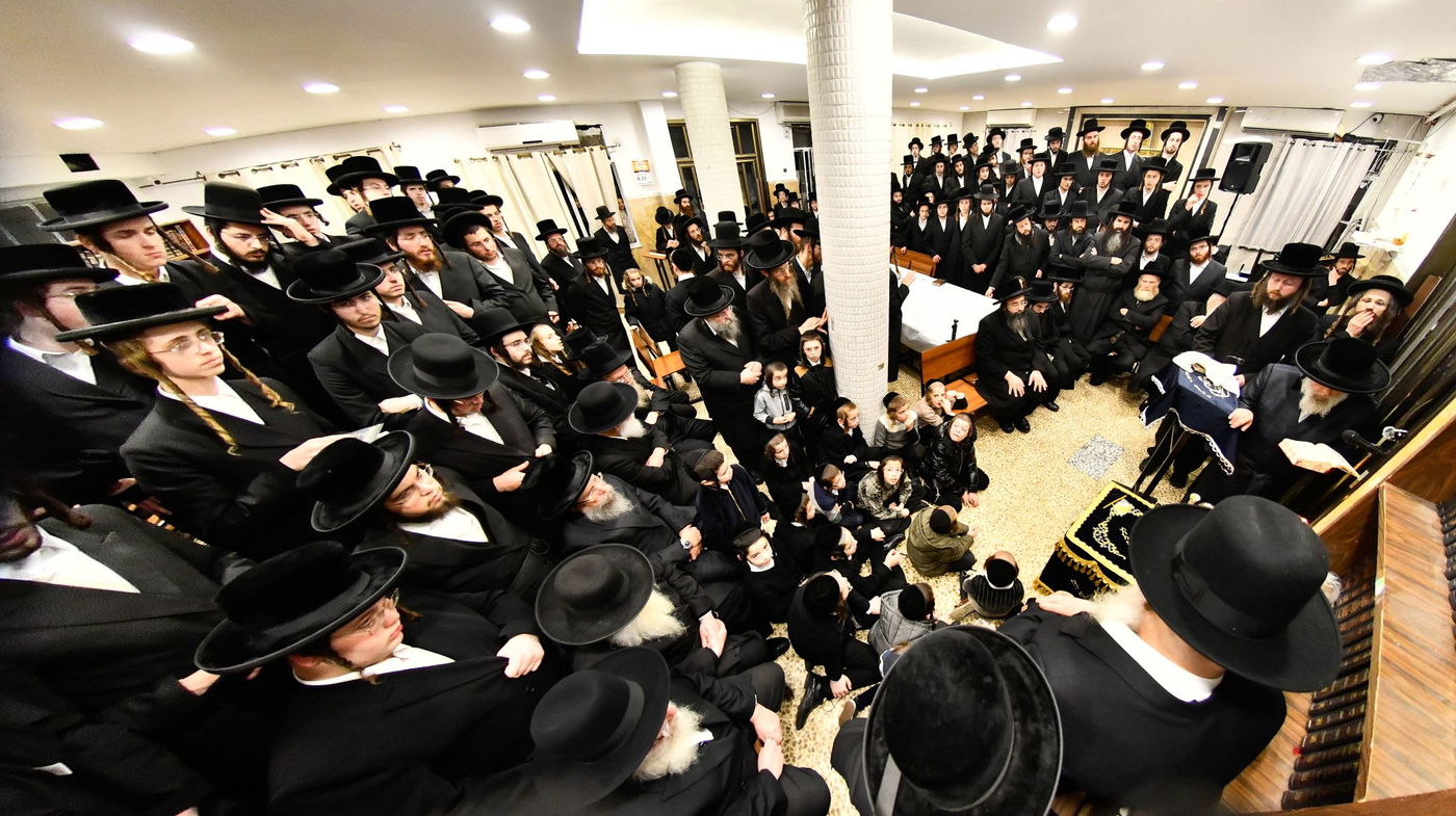 האדמו"ר מפינסק קרלין בהדלקת נרות חנוכה