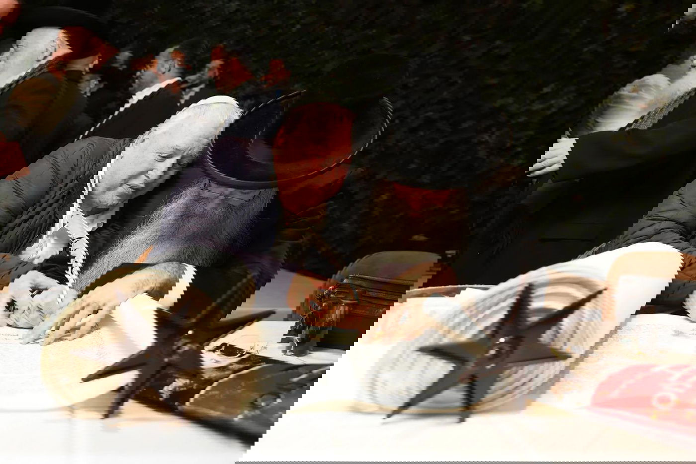 רבנים ואישי ציבור במעמד הכנסת ספר תורה לזכרו של השר דוד לוי ז"ל