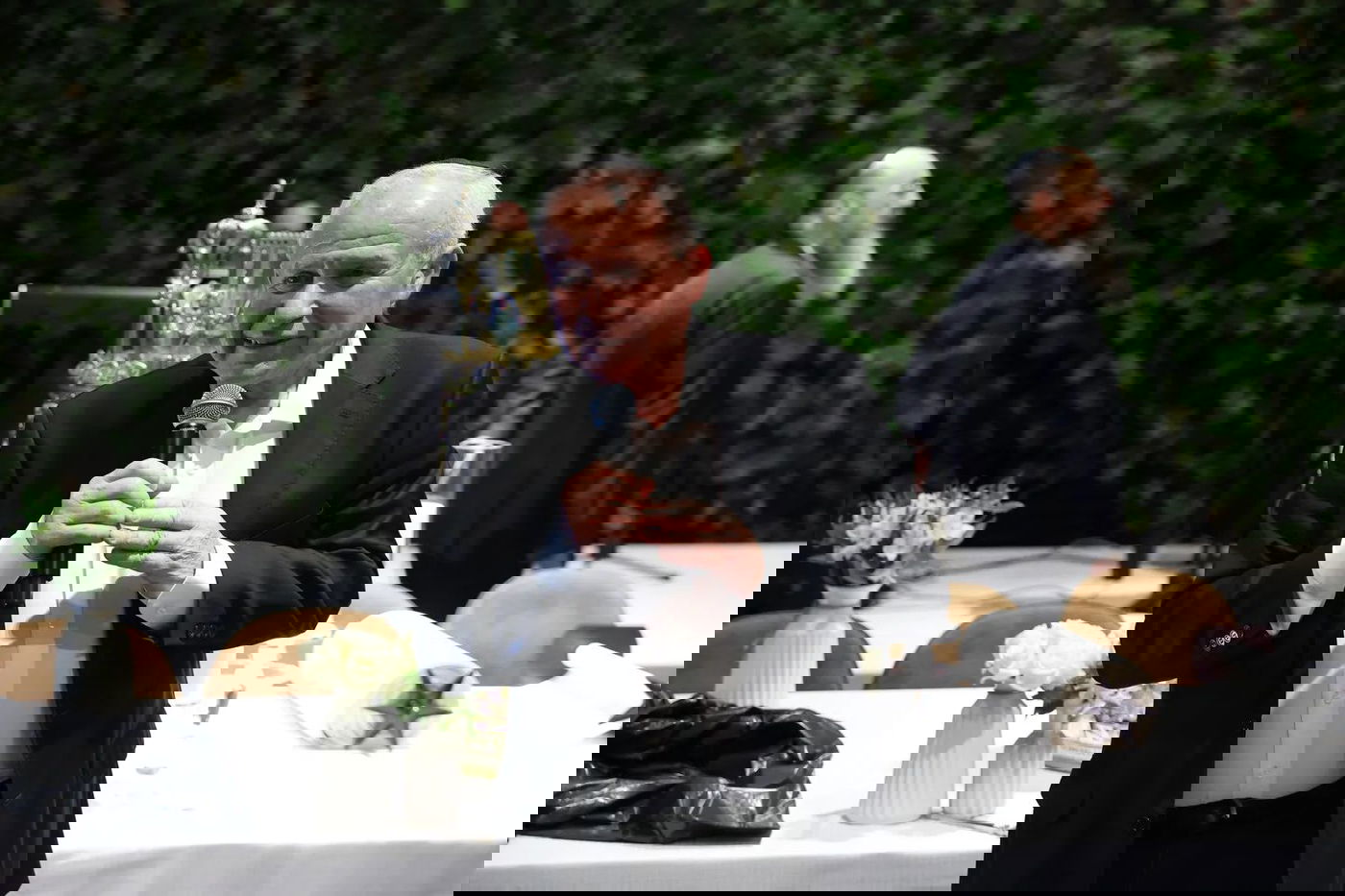 רבנים ואישי ציבור במעמד הכנסת ספר תורה לזכרו של השר דוד לוי ז"ל