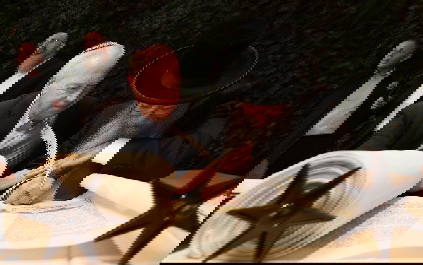 רבנים ואישי ציבור במעמד הכנסת ספר תורה לזכרו של השר דוד לוי ז"ל