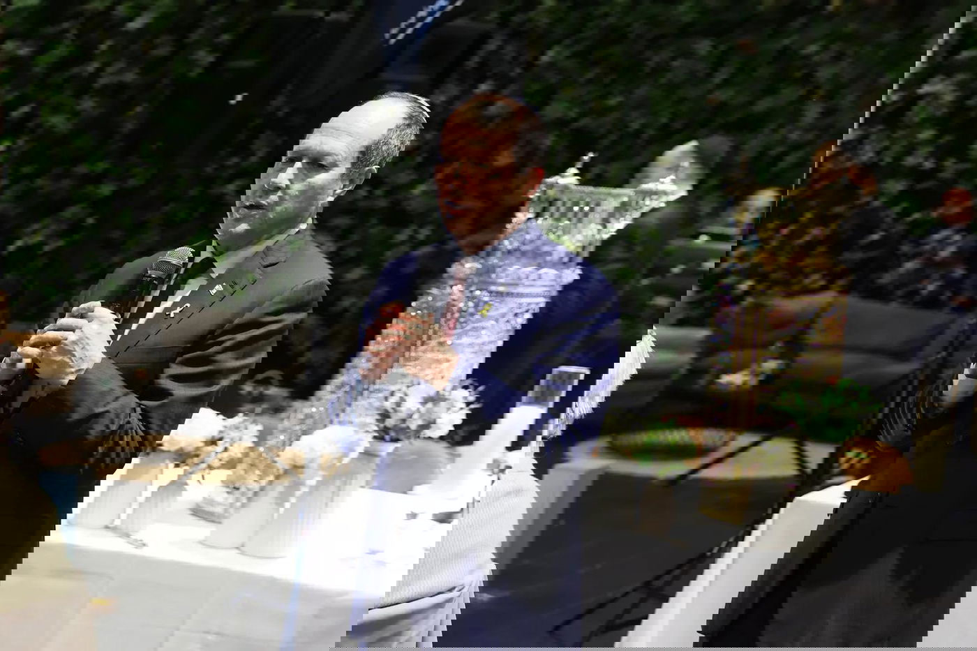 רבנים ואישי ציבור במעמד הכנסת ספר תורה לזכרו של השר דוד לוי ז"ל