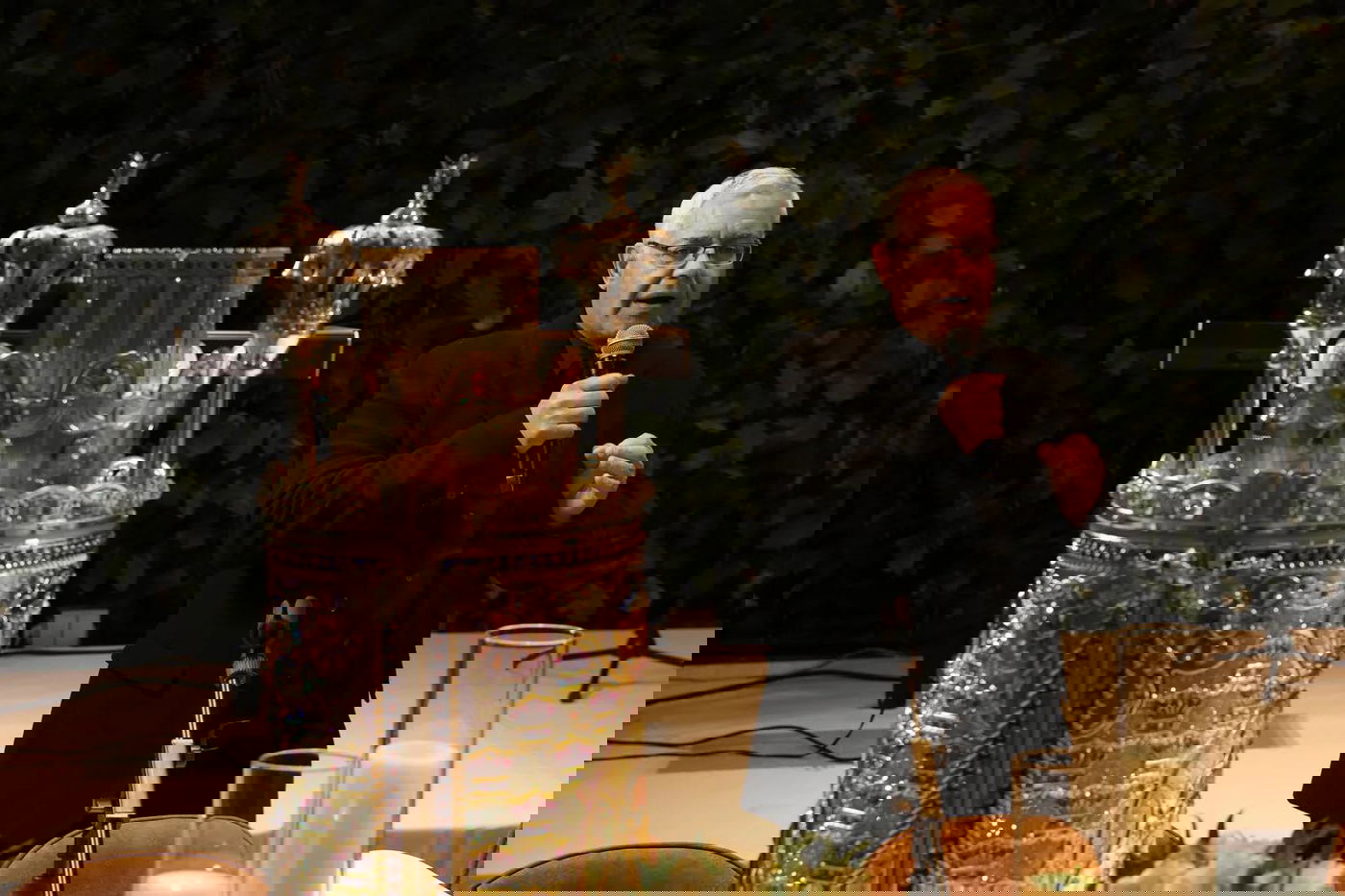 רבנים ואישי ציבור במעמד הכנסת ספר תורה לזכרו של השר דוד לוי ז"ל