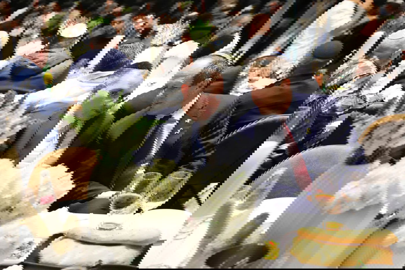 רבנים ואישי ציבור במעמד הכנסת ספר תורה לזכרו של השר דוד לוי ז"ל