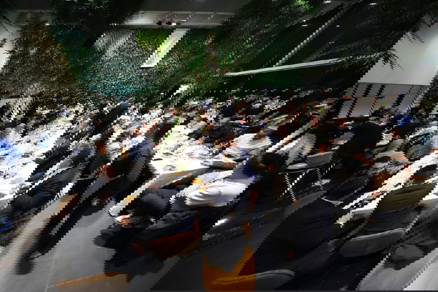 רבנים ואישי ציבור במעמד הכנסת ספר תורה לזכרו של השר דוד לוי ז"ל