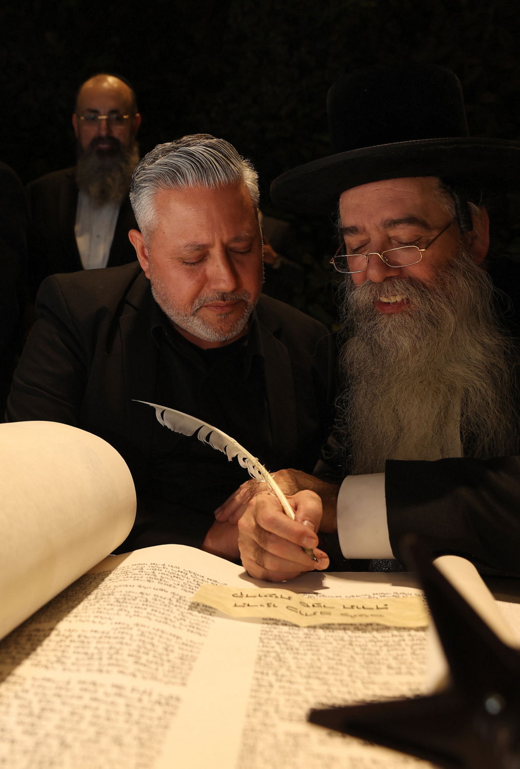 רבנים ואישי ציבור במעמד הכנסת ספר תורה לזכרו של השר דוד לוי ז"ל