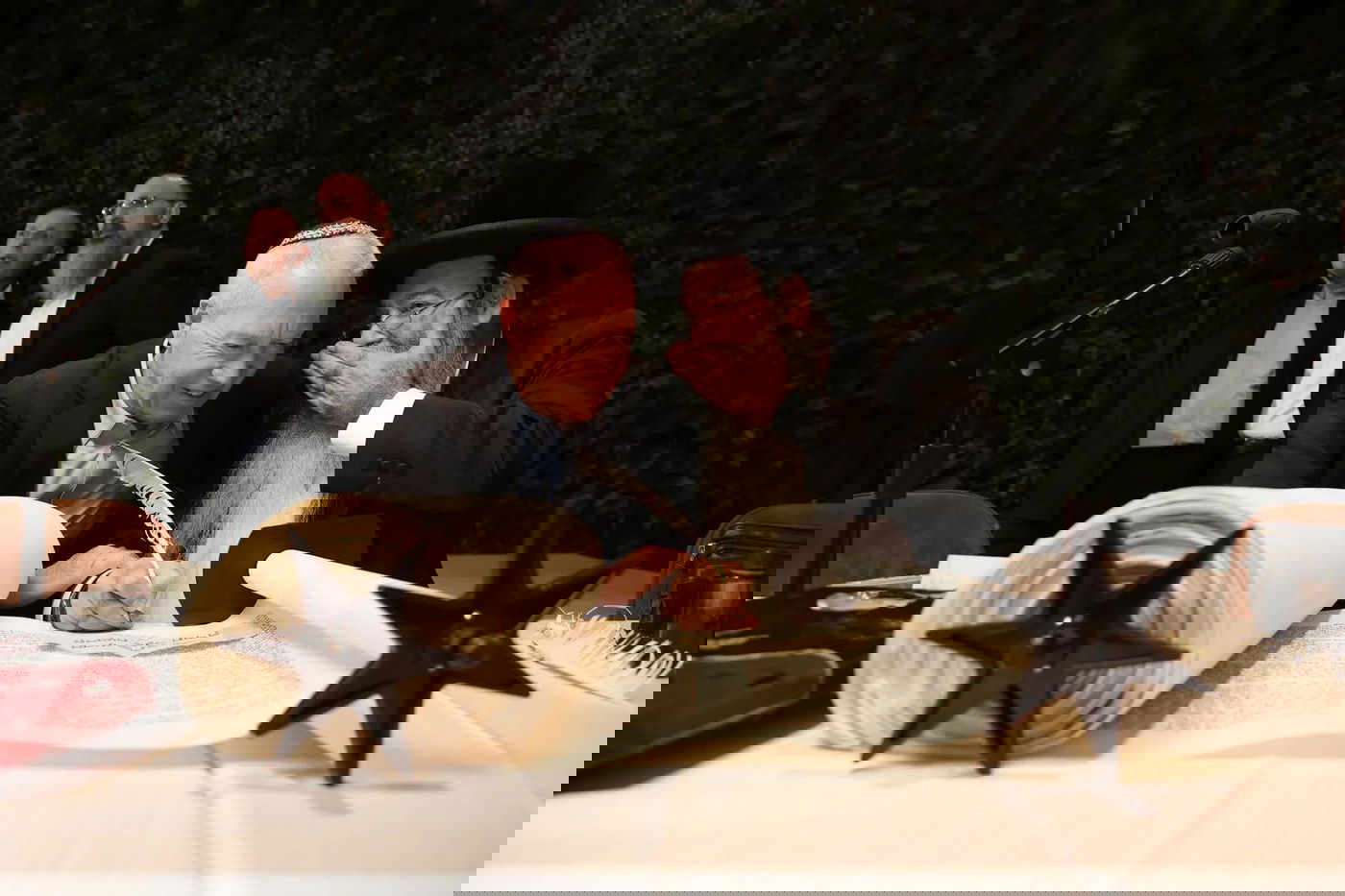 רבנים ואישי ציבור במעמד הכנסת ספר תורה לזכרו של השר דוד לוי ז"ל