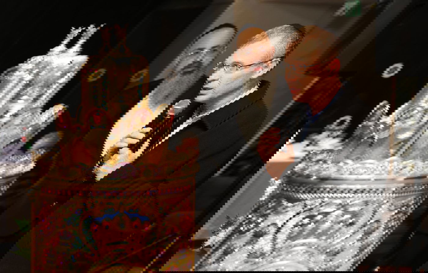 רבנים ואישי ציבור במעמד הכנסת ספר תורה לזכרו של השר דוד לוי ז"ל