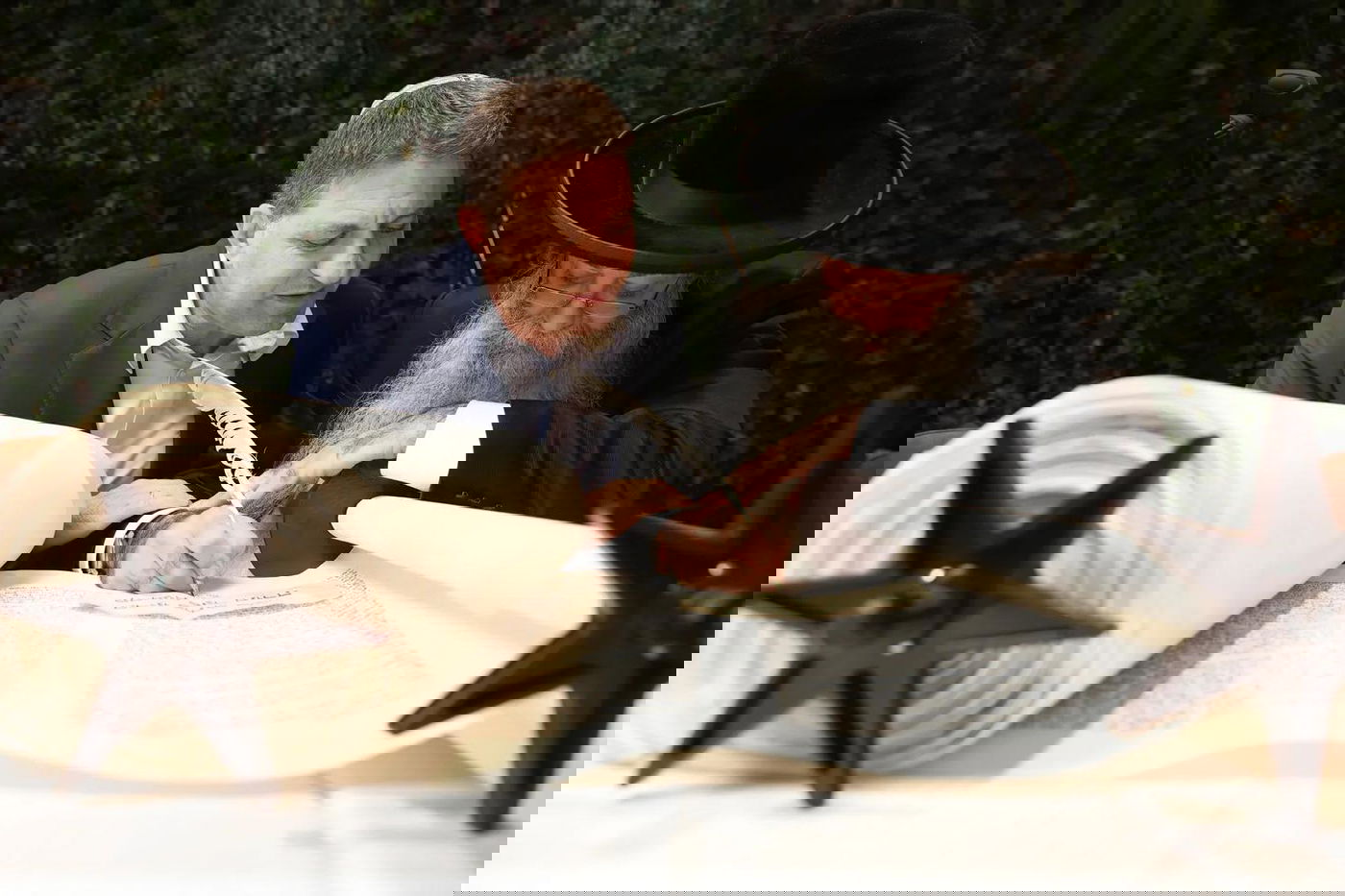 רבנים ואישי ציבור במעמד הכנסת ספר תורה לזכרו של השר דוד לוי ז"ל