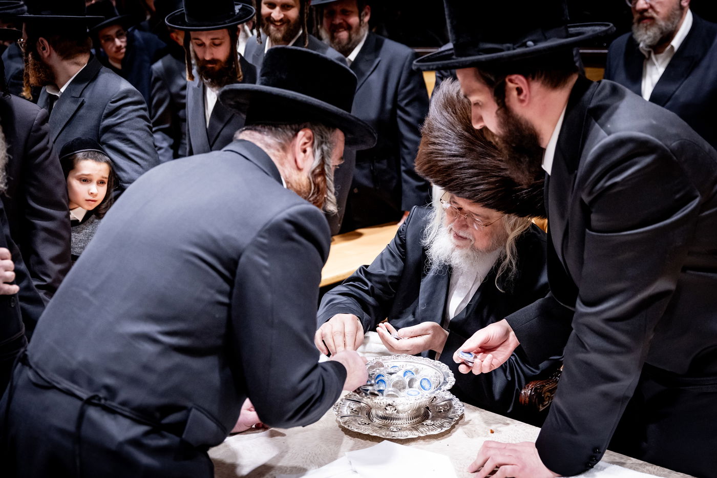 האדמו"ר ממונקאטש בהדלקת נרות חנוכה