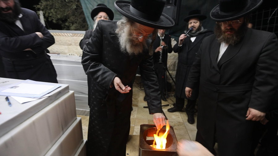 הרה"צ רבי אלימלך בידרמן בשריפת הפתילות בעג'ור