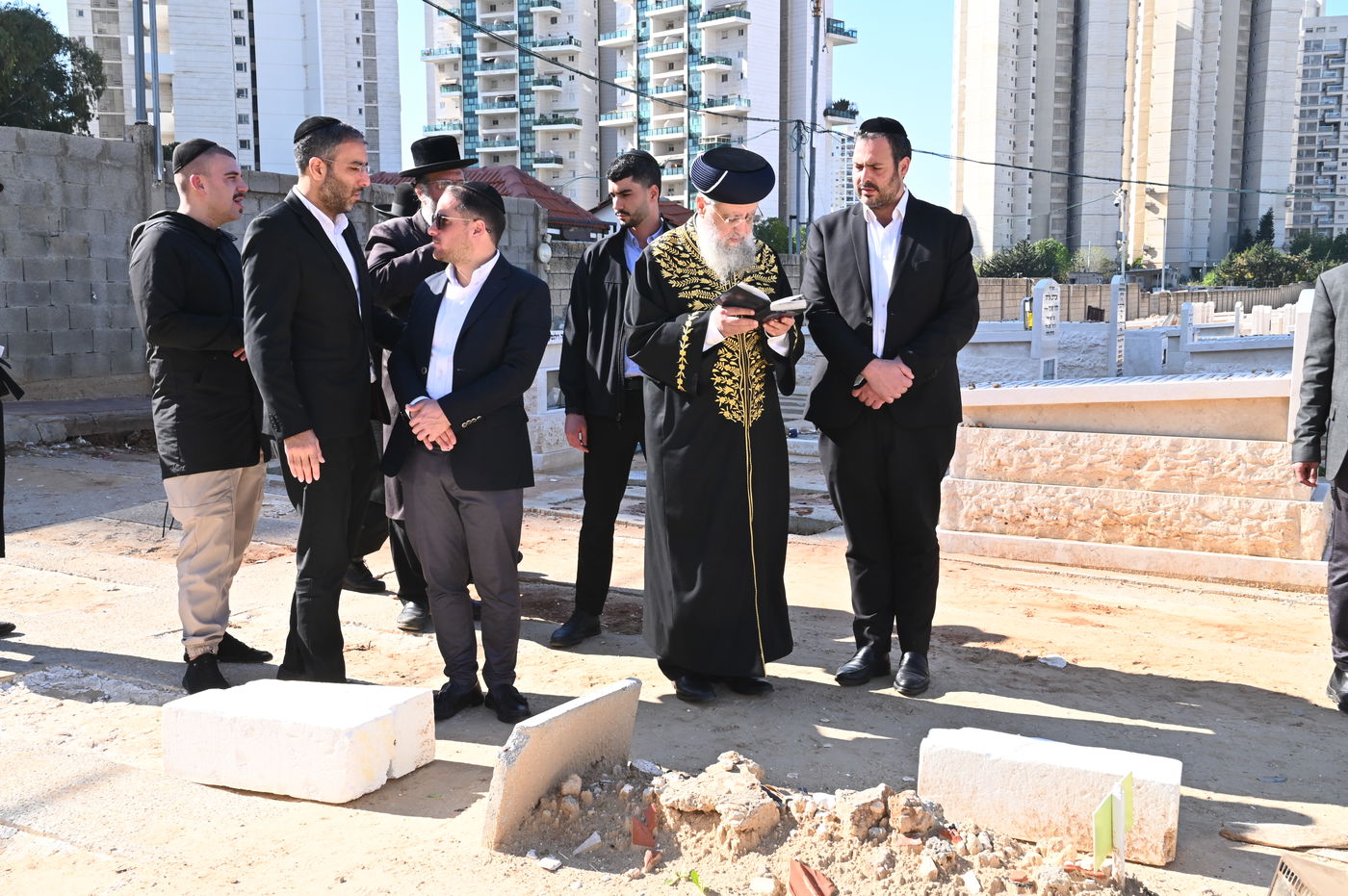 הראשל"צ הגאון רבי דוד יוסף בתפילה בבית העלמין בבני ברק