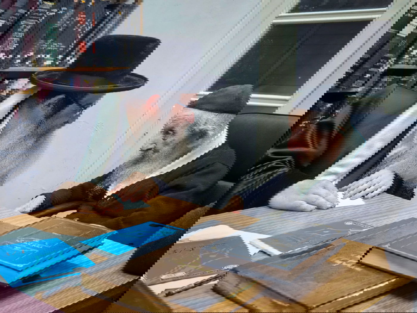 האדמו"ר מנדבורנה אלעד בביקור בבתי אדמורי"ם ורבנים