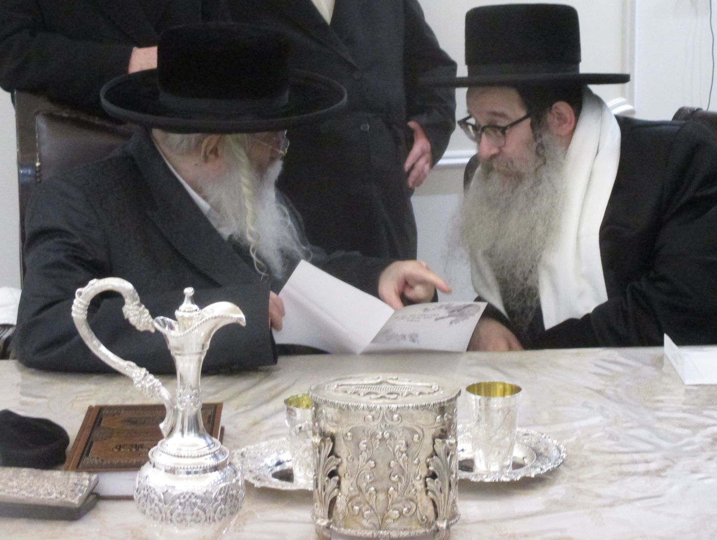 האדמו"ר מנדבורנה אלעד בביקור בבתי אדמורי"ם ורבנים