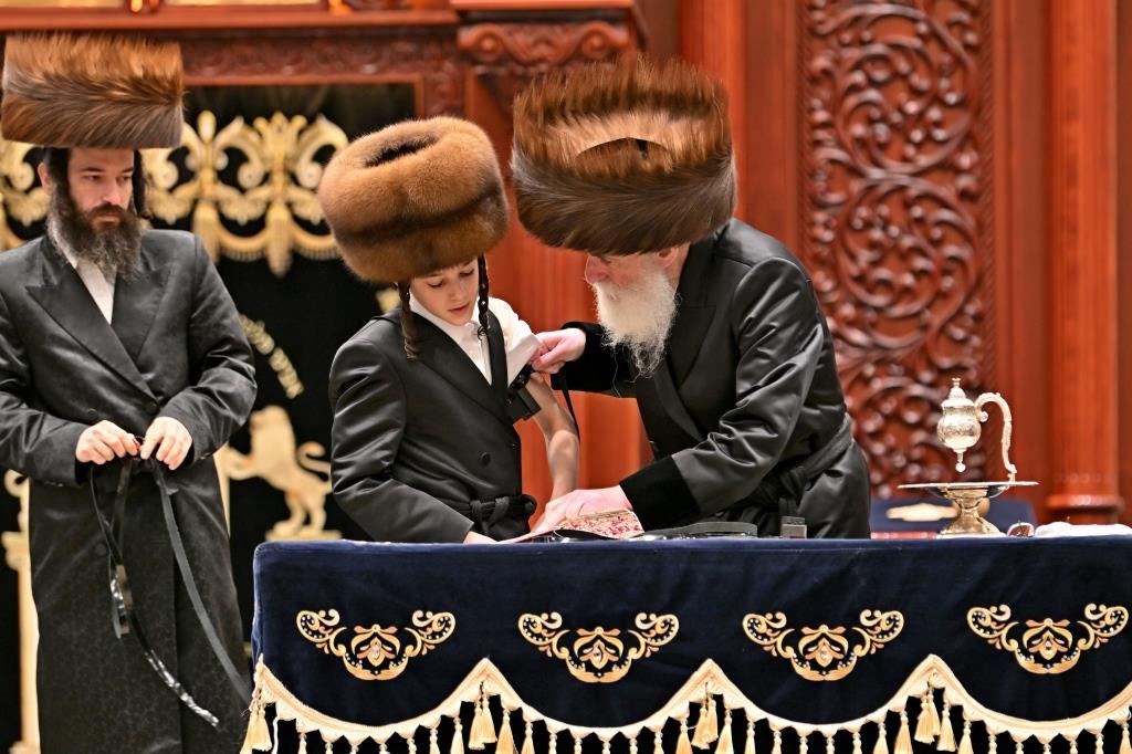 האדמו"ר מויזניץ בהנחת תפילין לנכדו