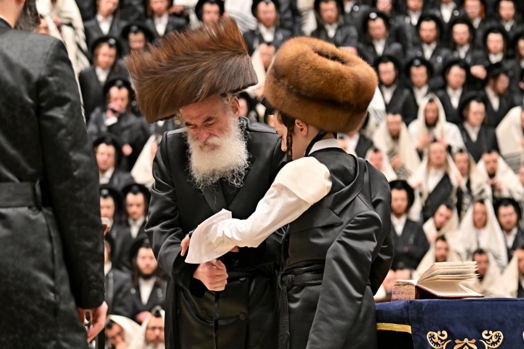 האדמו"ר מויזניץ בהנחת תפילין לנכדו