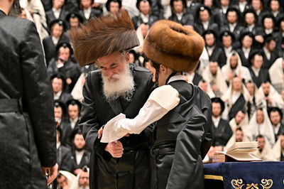 האדמו"ר מויזניץ בהנחת תפילין לנכדו