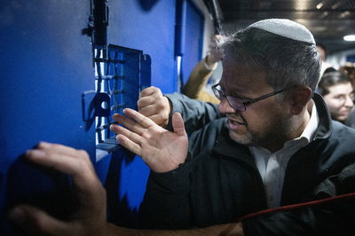 השר בן גביר מסייר בכלא איילון