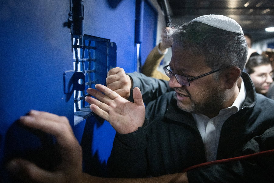 השר בן גביר מסייר בכלא איילון