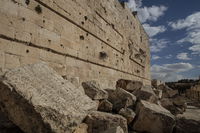 אבנים אלו הוכרזו על ידי הגרי"ש אלישיב זצ"ל והגרשז"א אויערבאך זצ"ל וגדולי ישראל נוספים כאבנים מקודשות