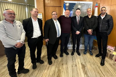 במעמד החתימה בעיר בת ים