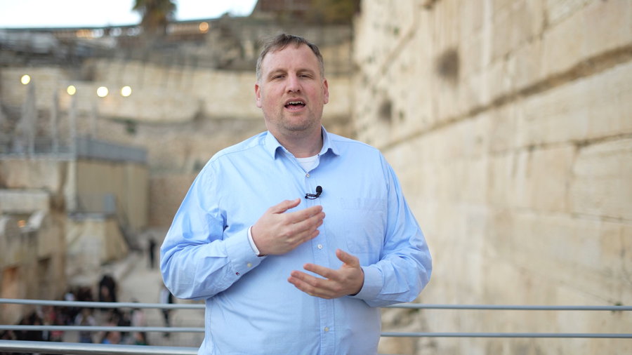 מדריך מטעם 'קדמת ירושלים' מסביר למבקרים על אבני המקדש המקוריות שנפלו בחורבן, באתר הארכיאולוגי הסמוך לכותל המערבי