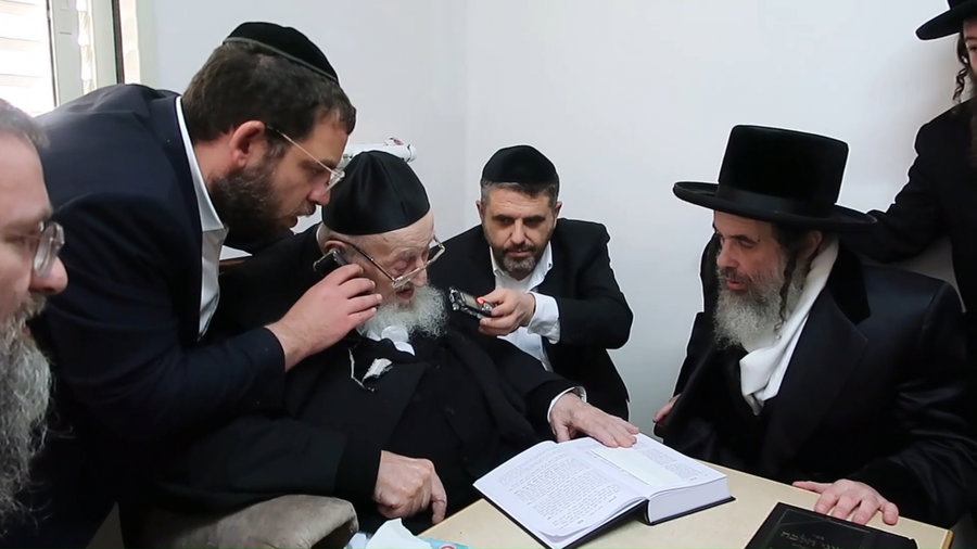 ניחום אבלים אצל הגאון רבי מאיר צבי ברגמן