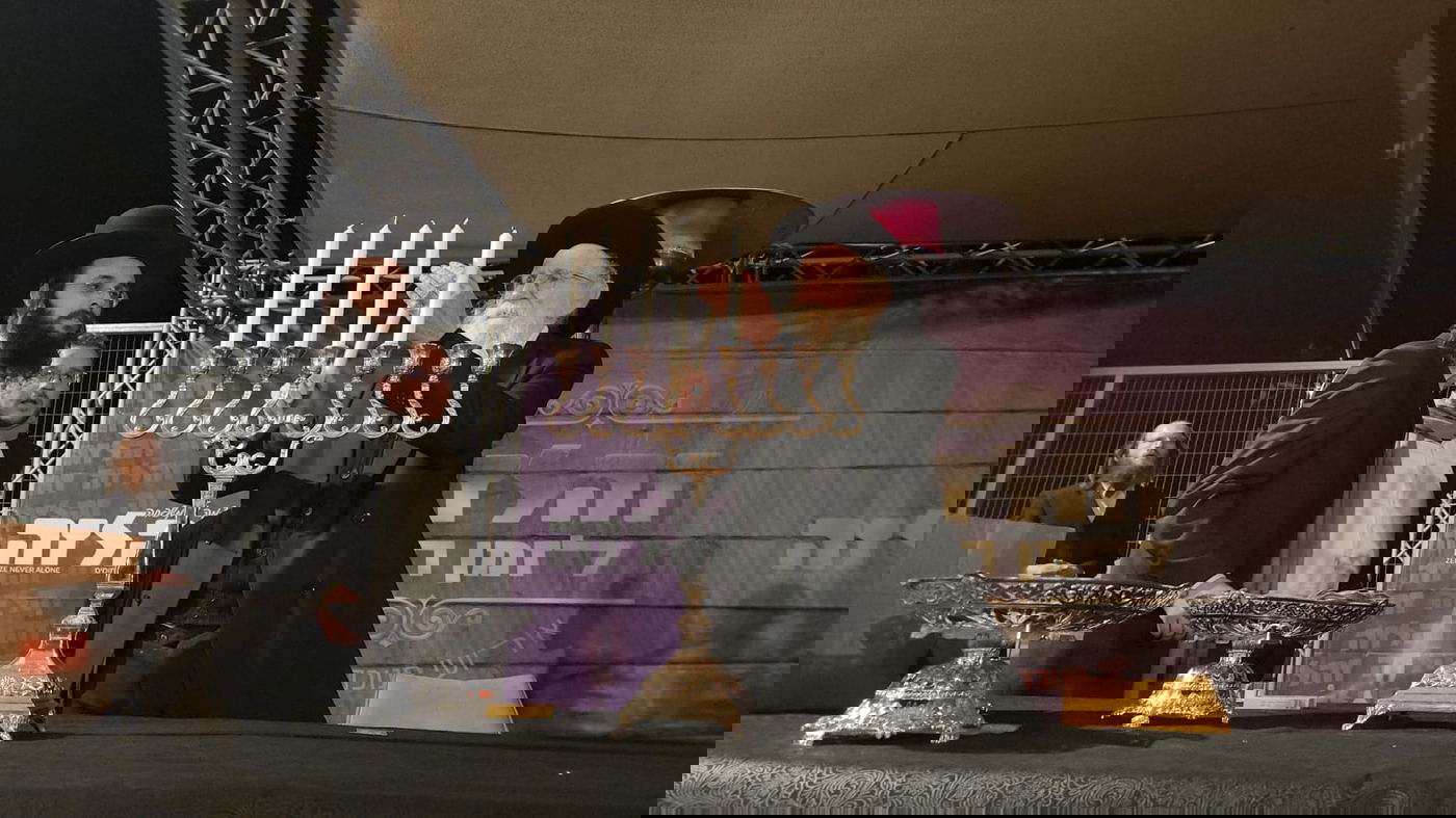 מעמד הדלקת נר חמישי בראשות הגר"ש גלאי יחד עם אלפי היתומים