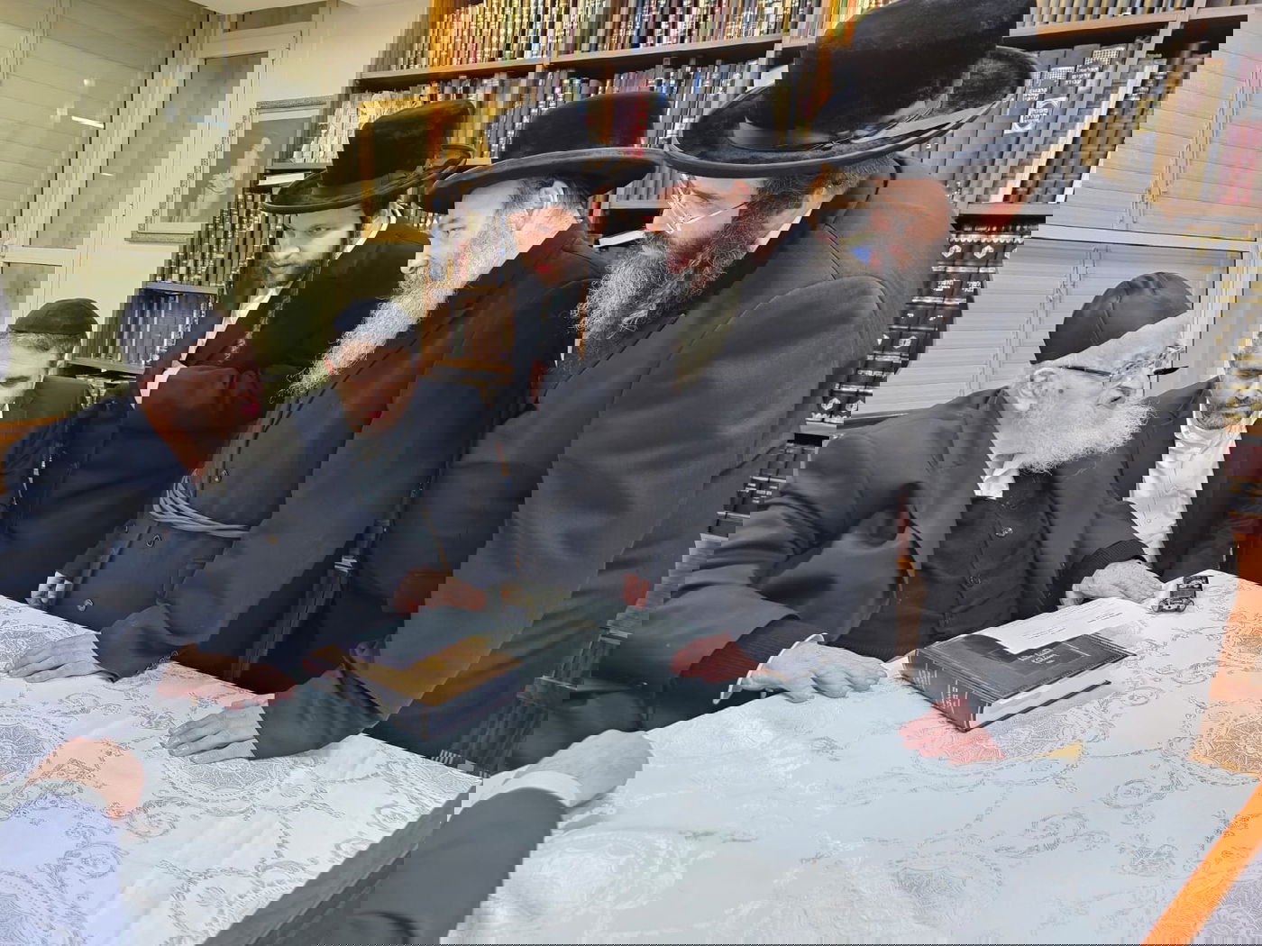 ניחום אבלים אצל הגאון רבי מאיר צבי ברגמן