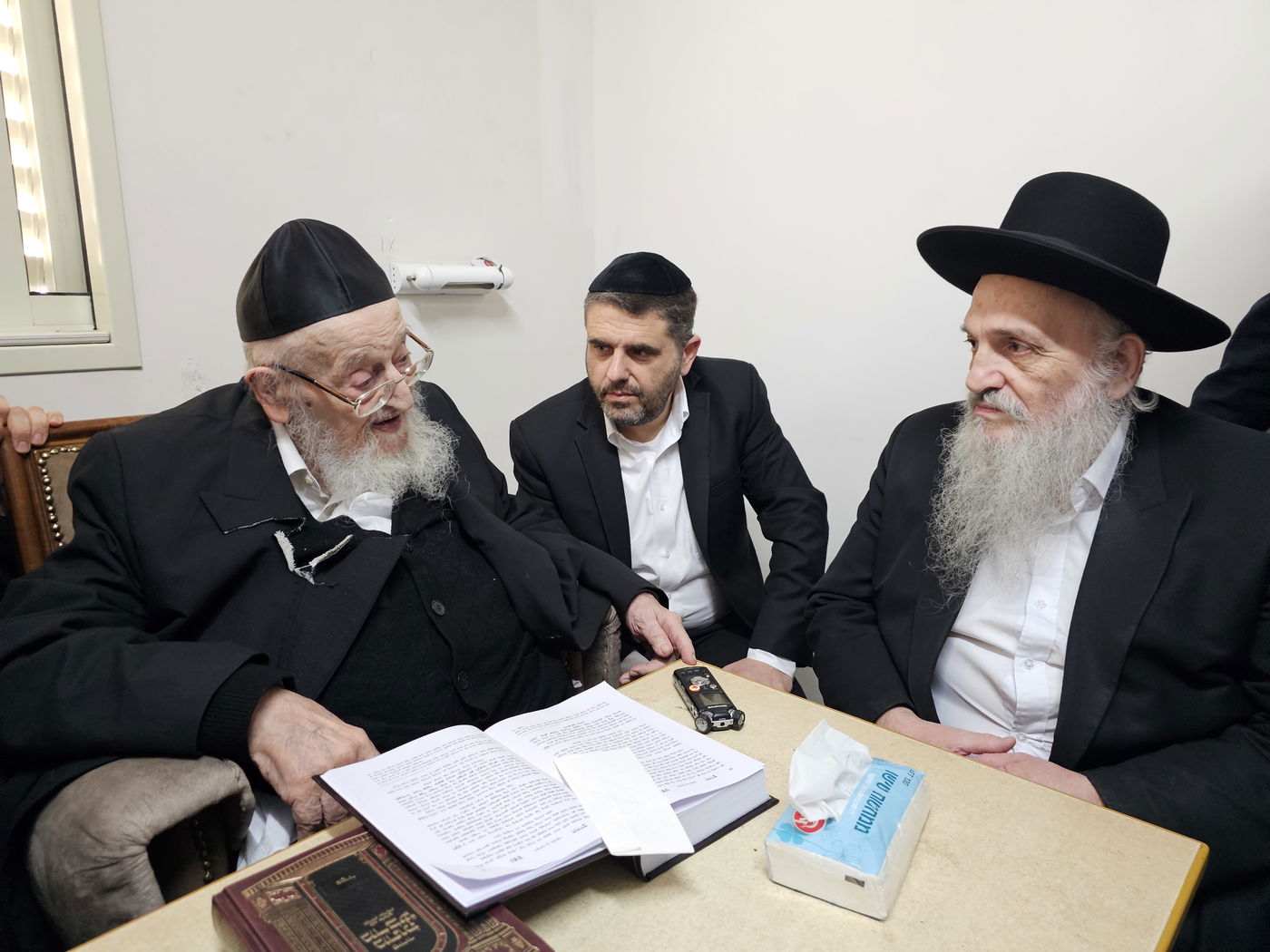 ניחום אבלים אצל הגאון רבי מאיר צבי ברגמן