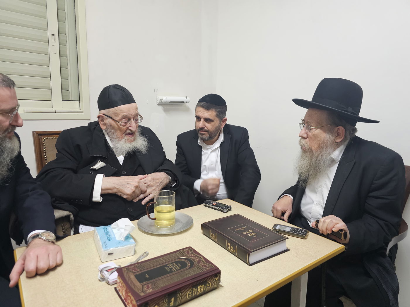 ניחום אבלים אצל הגאון רבי מאיר צבי ברגמן