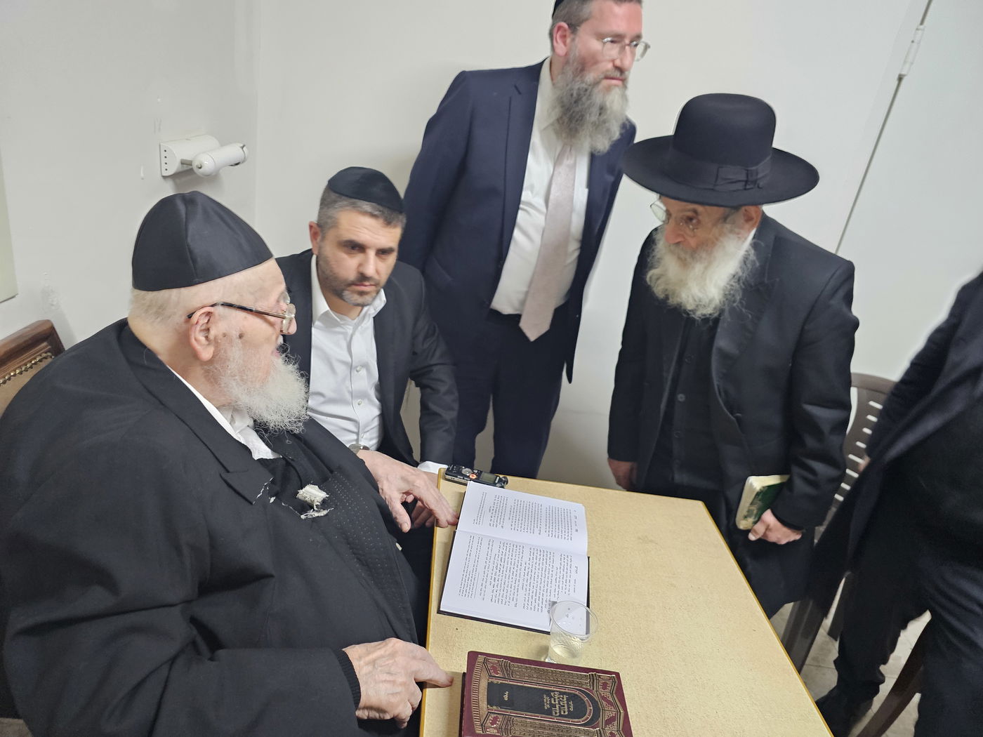 ניחום אבלים אצל הגאון רבי מאיר צבי ברגמן