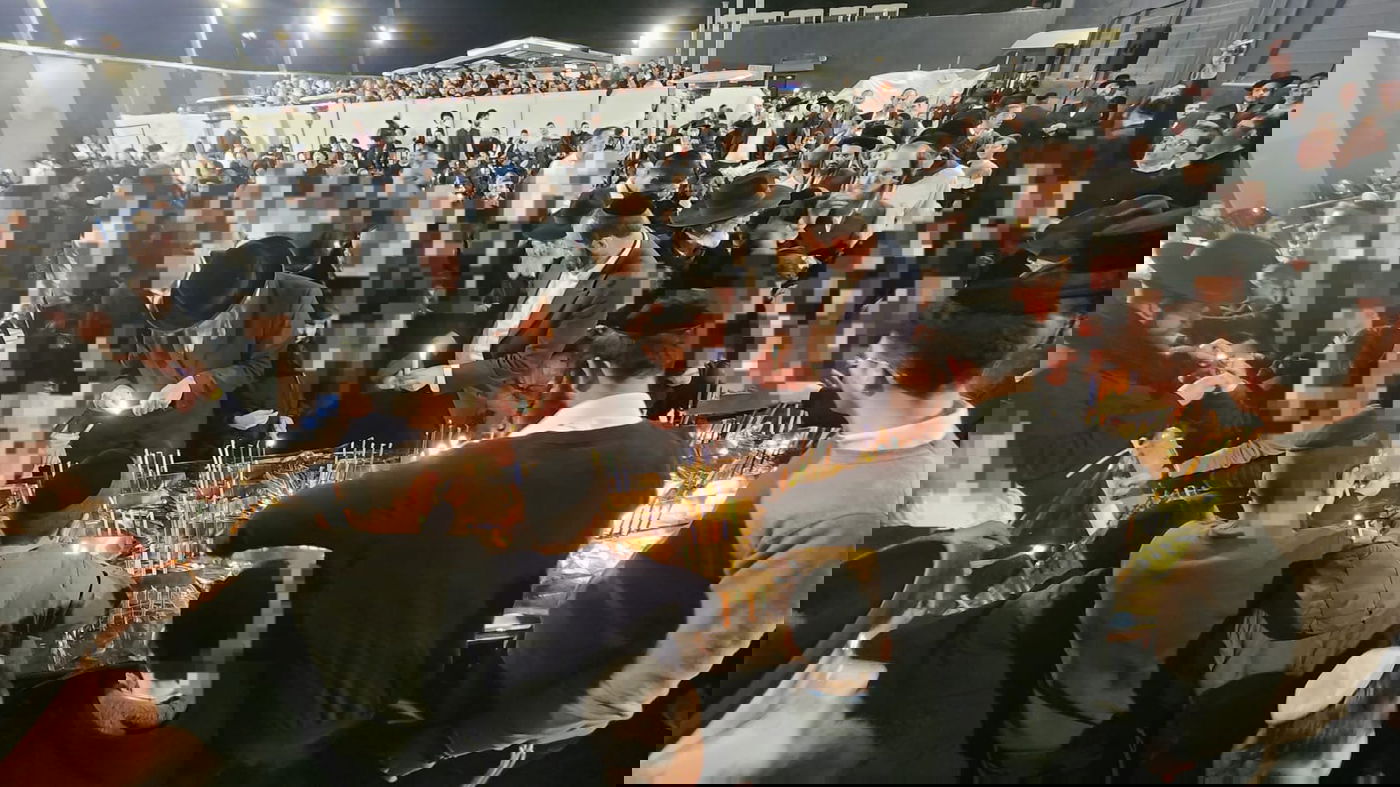 מעמד הדלקת נר חמישי בראשות הגר"ש גלאי יחד עם אלפי היתומים