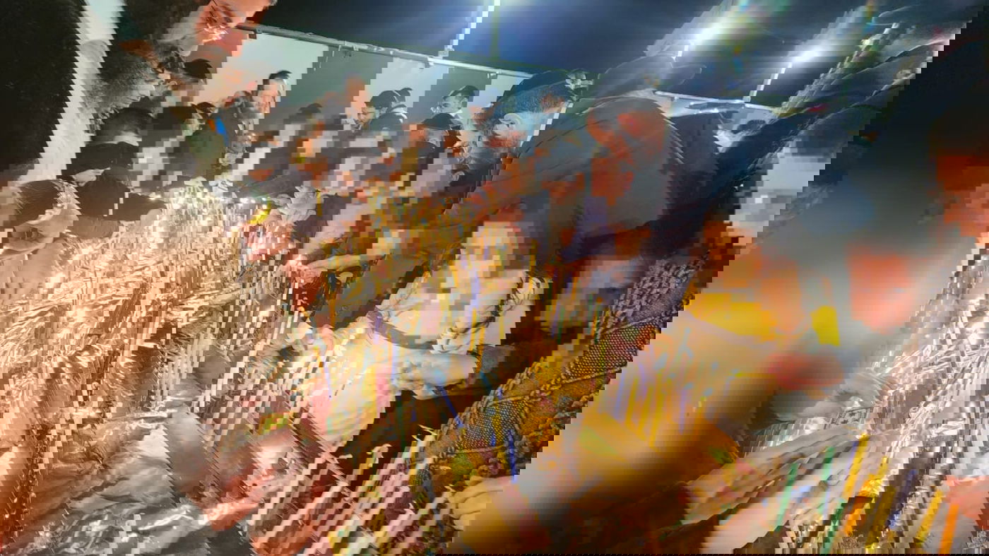 מעמד הדלקת נר חמישי בראשות הגר"ש גלאי יחד עם אלפי היתומים