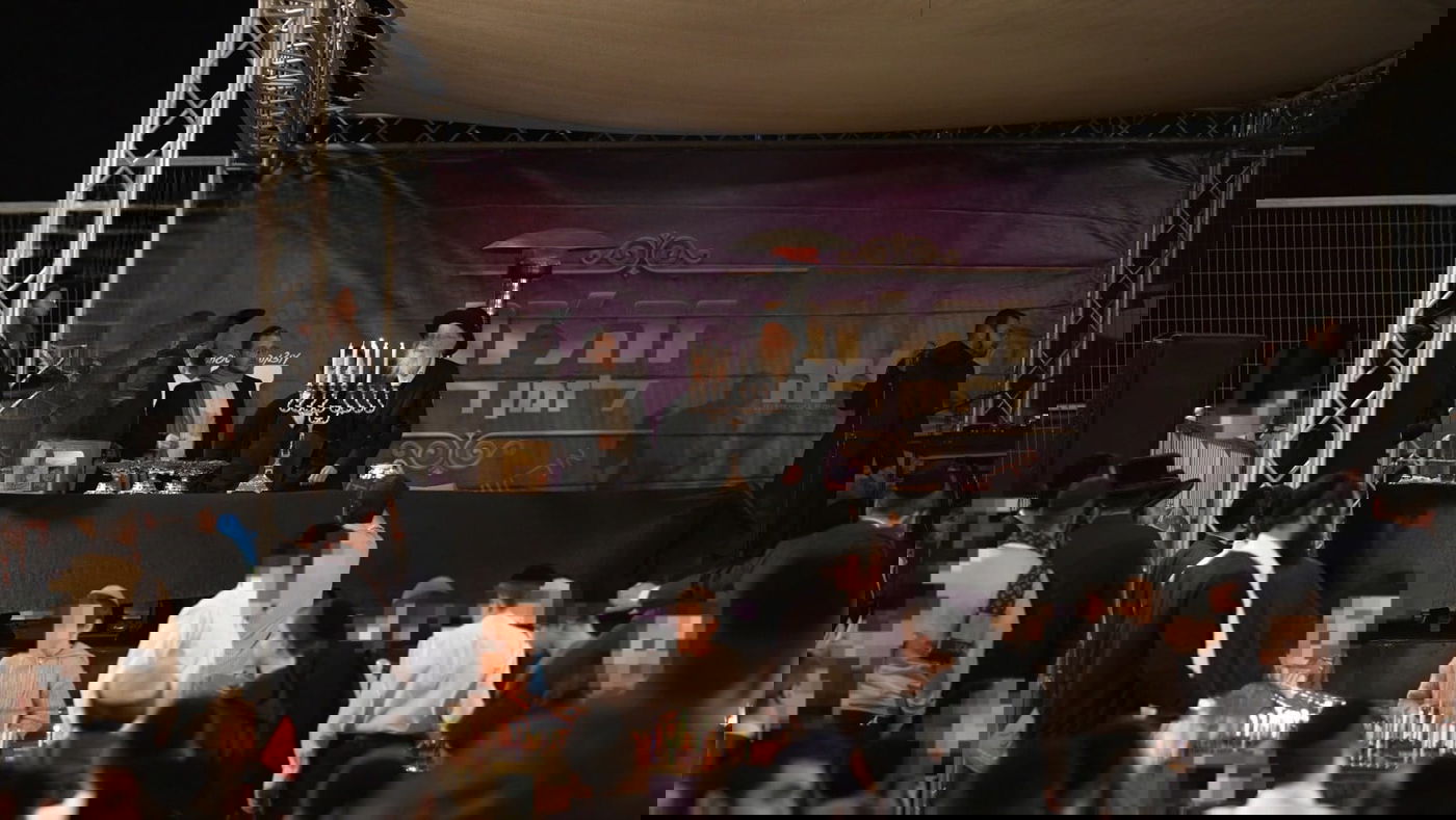 מעמד הדלקת נר חמישי בראשות הגר"ש גלאי יחד עם אלפי היתומים