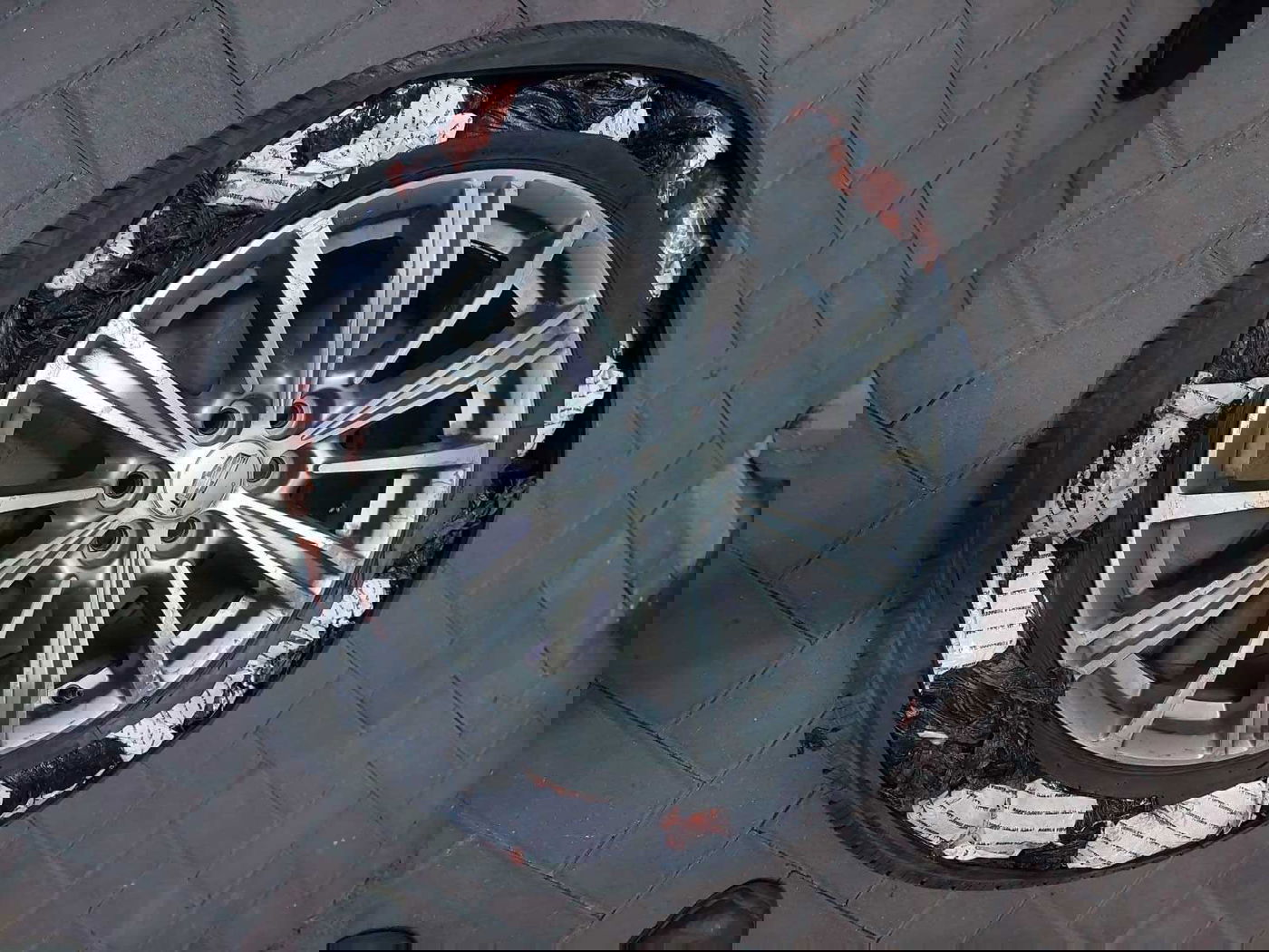 אחד הצמיגים עם הטבק שהוסתר בתוכו