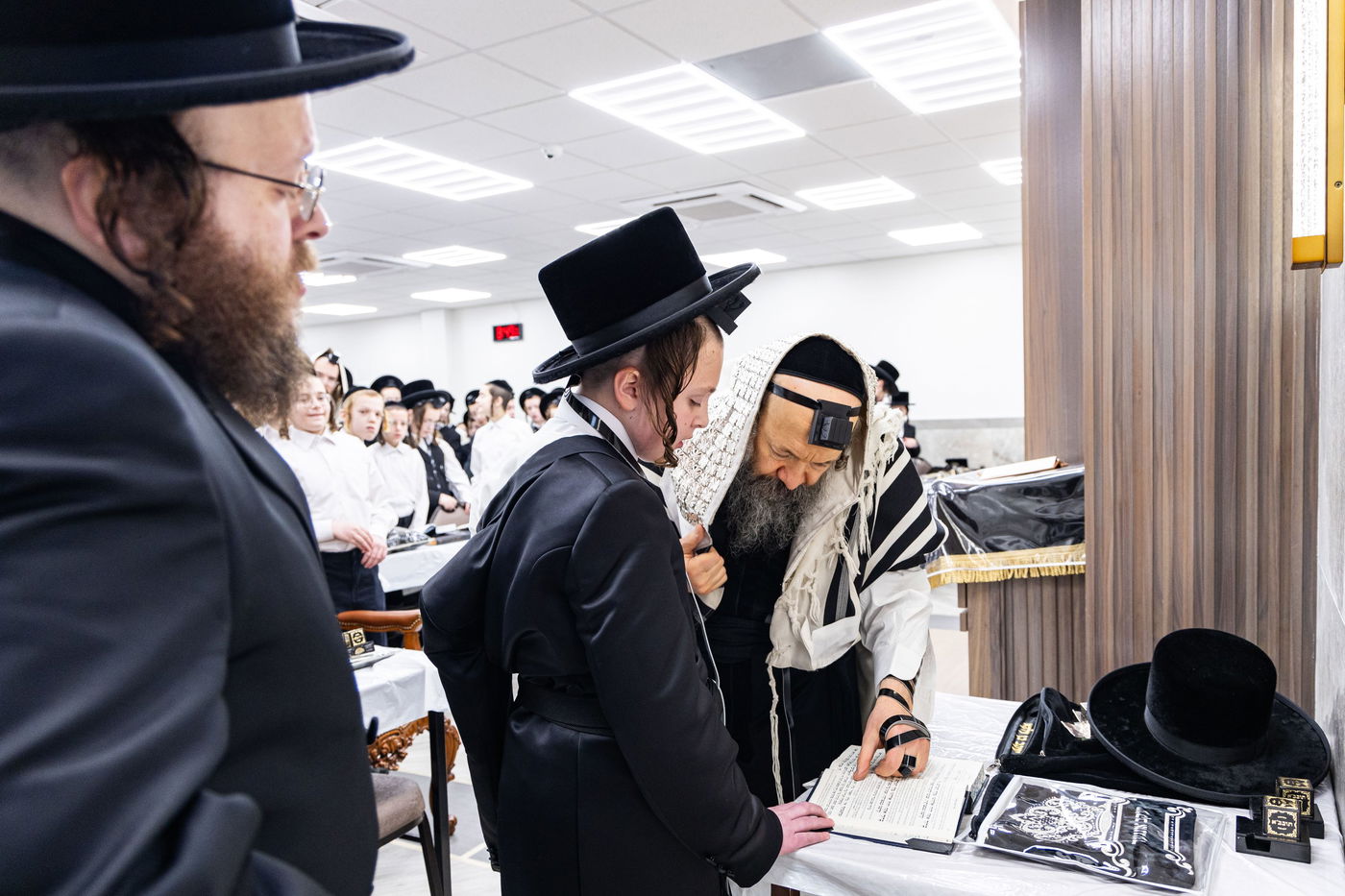 האדמו"ר מבאבוב 45 בהנחת תפילין לנכדו