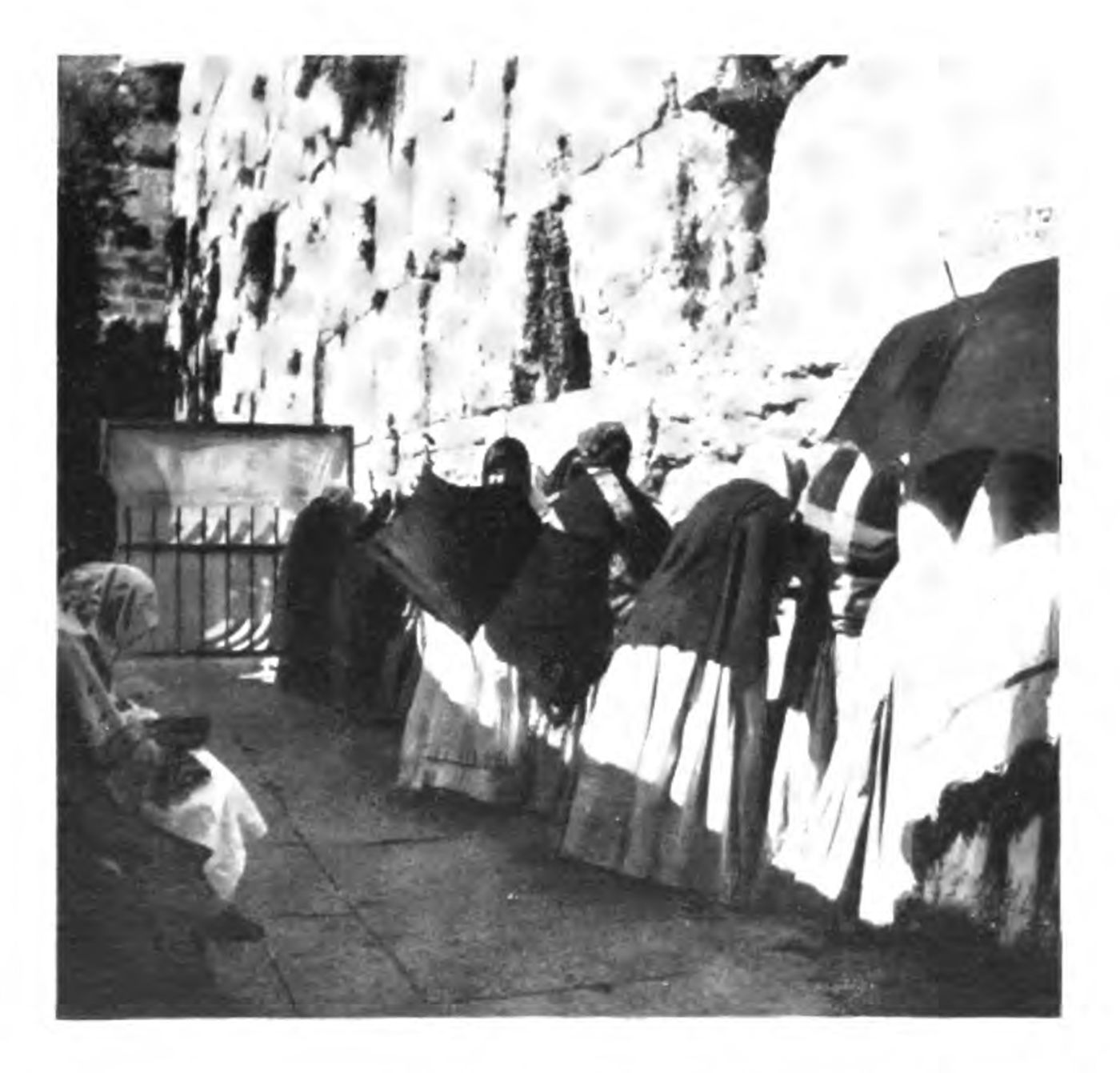 תפילת מנחה בערב שבת עם מחיצה ליד הכותל המערבי