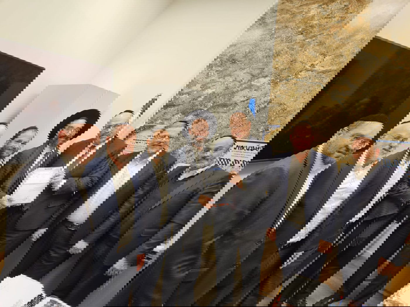 לייזר ראוכברגר עם גבאי בית הכנסת וההיתר שנחתם