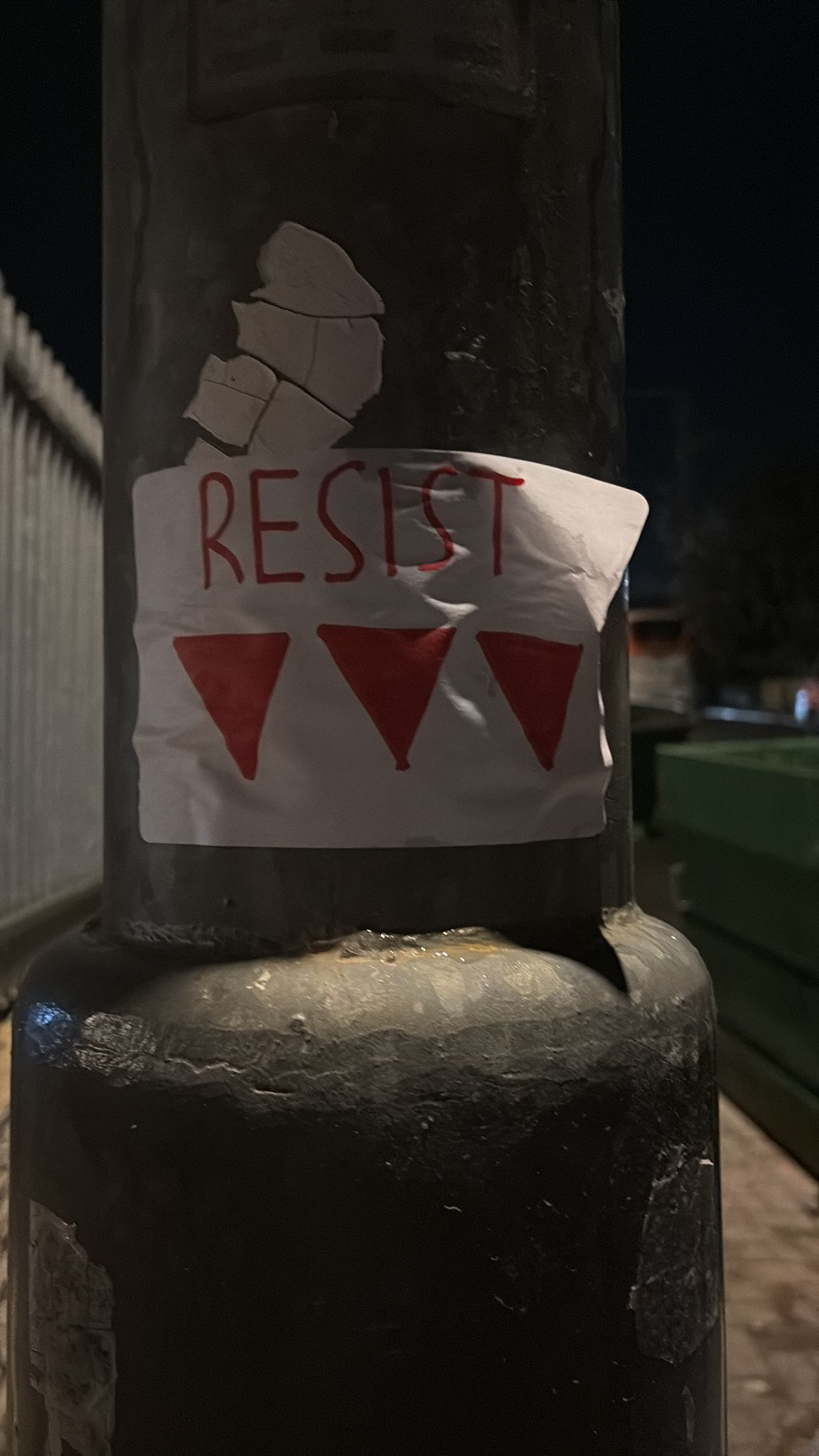 חלק מהכרזות שנתלו ע"י החשוד