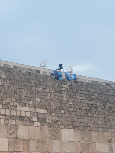 השלטים שנתלו מעל אבני הכותל