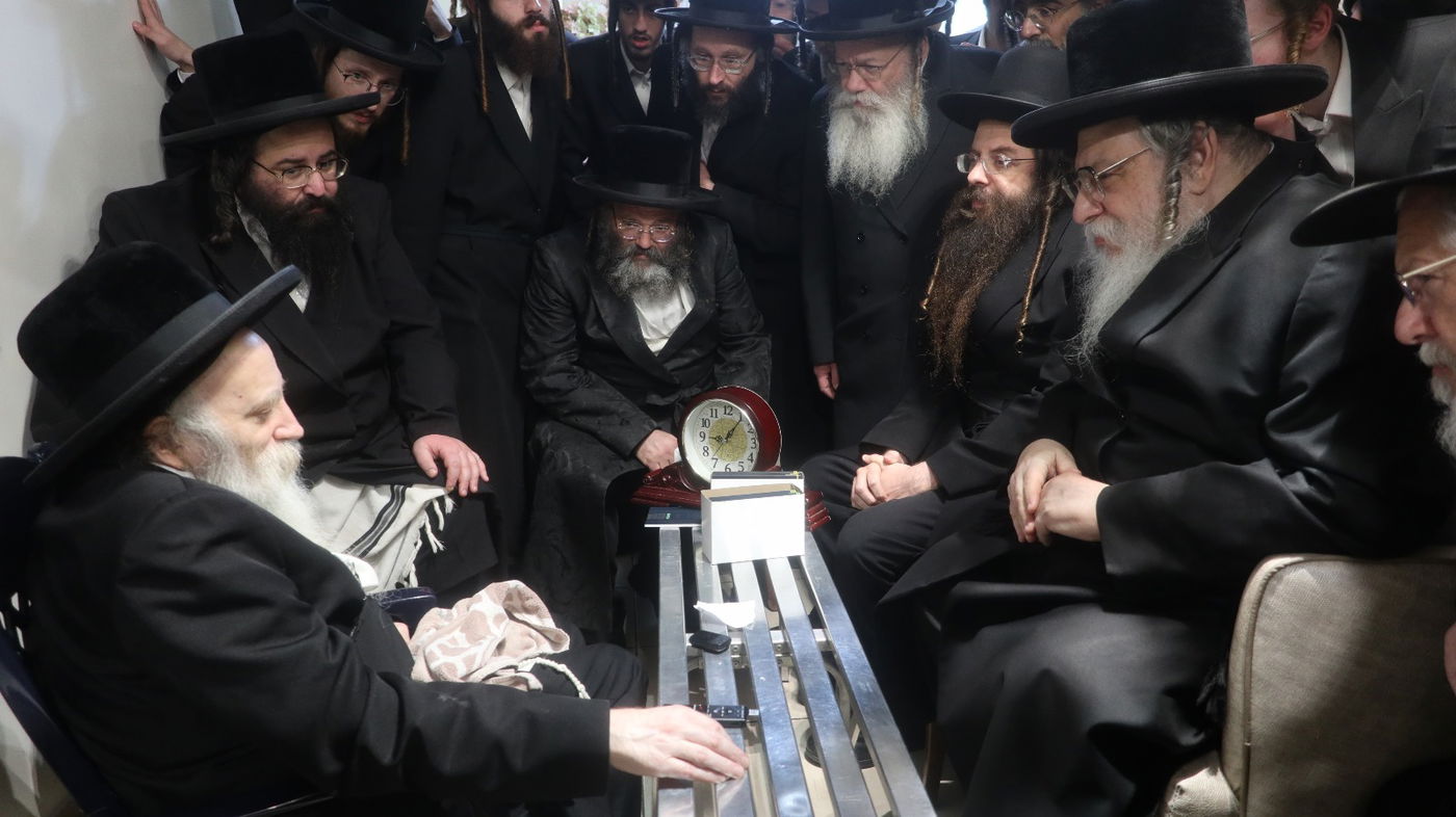 ניחום אבלים אצל האדמו"ר רבי יצחק מאיר מורגנשטרן