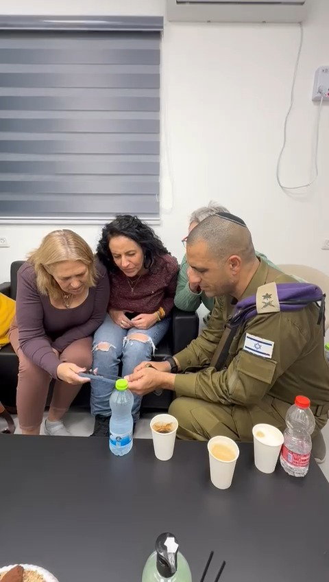 האימהות צופות בבנות חוזרות