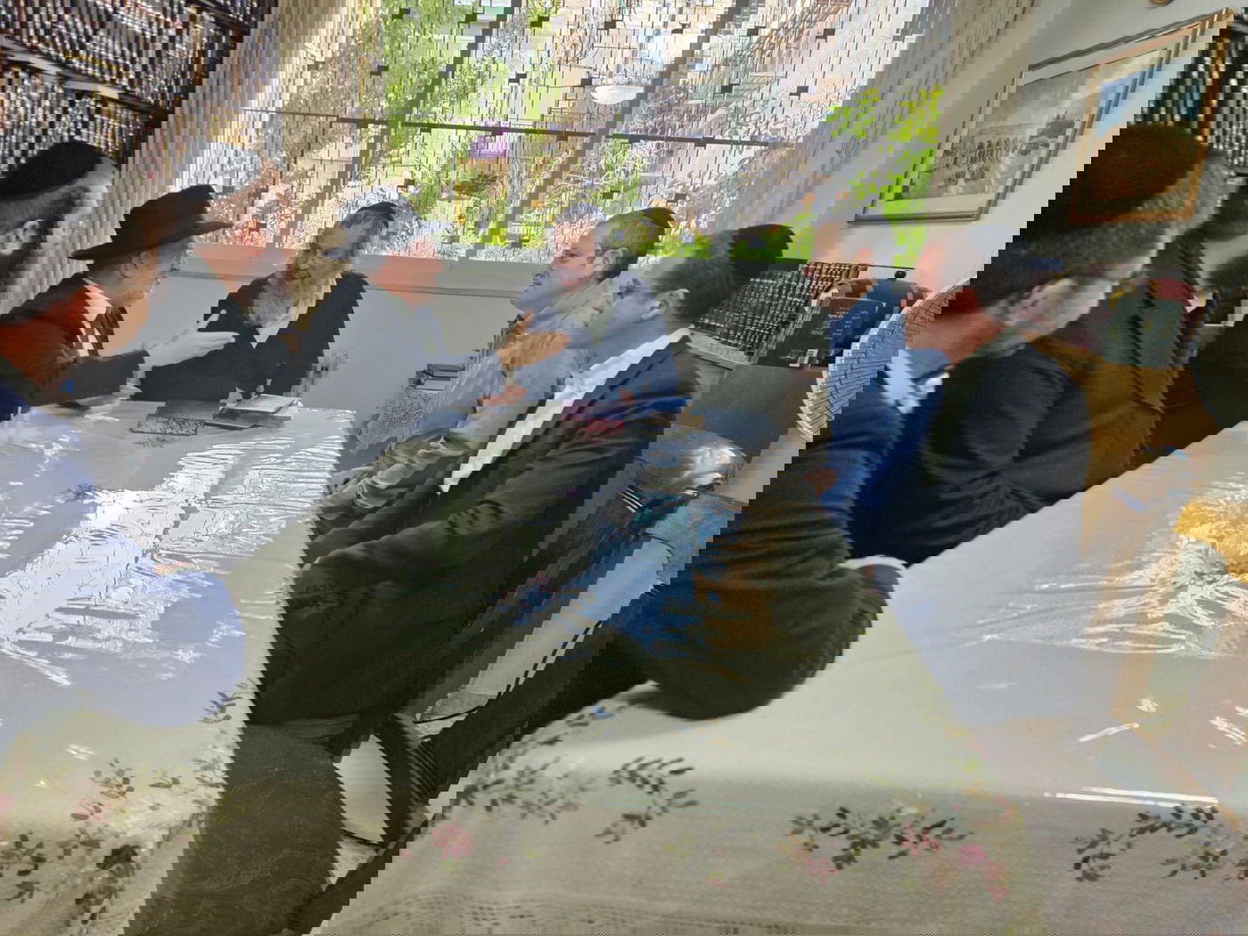 פגישה של בכירי עולם הרפואה בראשות יו"ר ארגון 'מזור' הרב שמעון רגובי במעונו של ראש ישיבת חברון וחבר מועצגה"ת הגר"ד כהן שליט"א