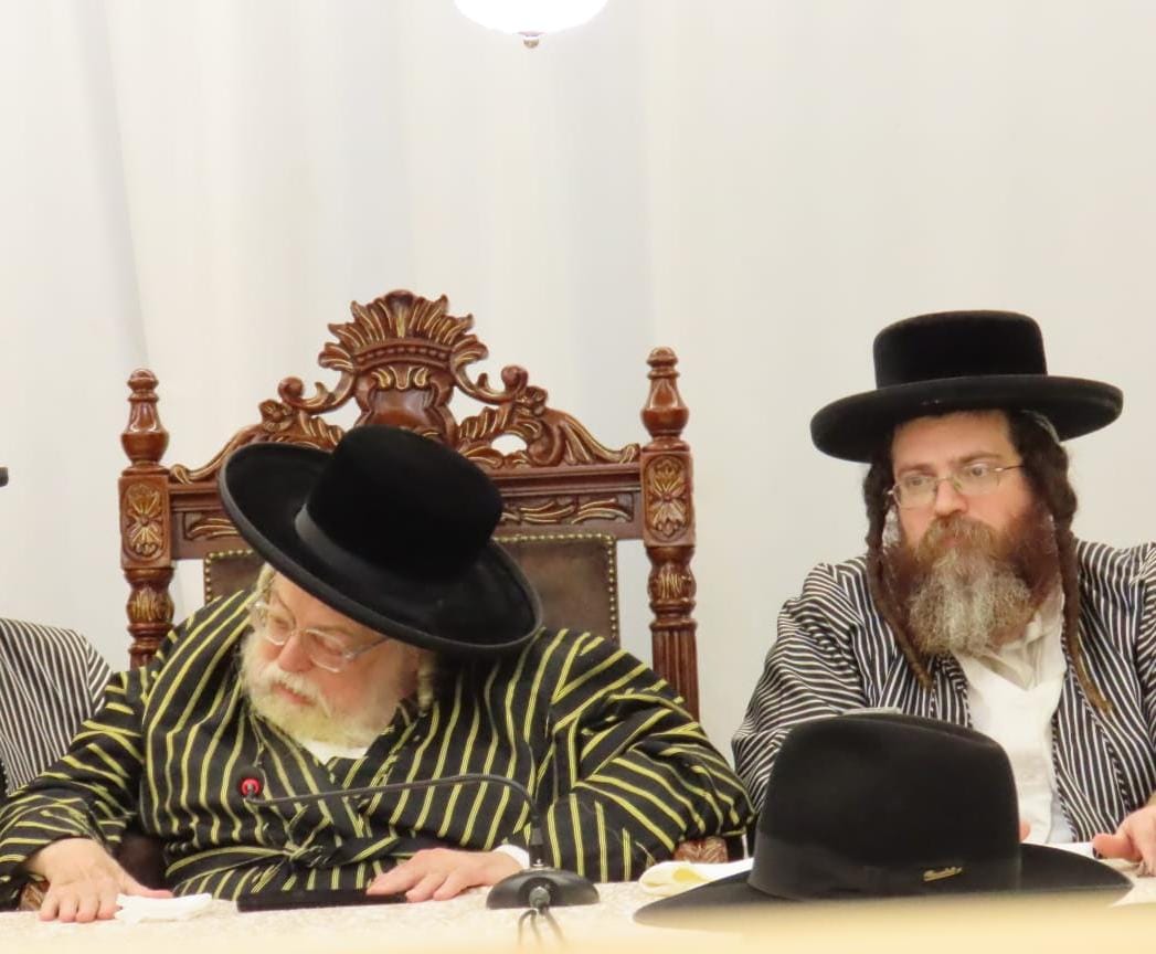 האדמו"ר מתולדות אברהם יצחק עם בנו הרה"צ רבי יואל קאהן