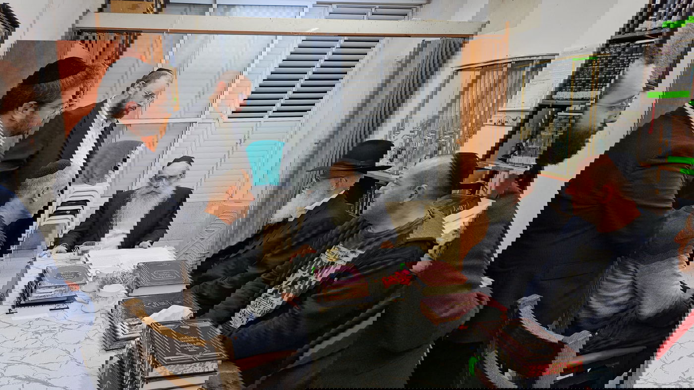 מירב לשם גונן ובעלה במעונו של ראש הישיבה הגר"ש שטיינמן