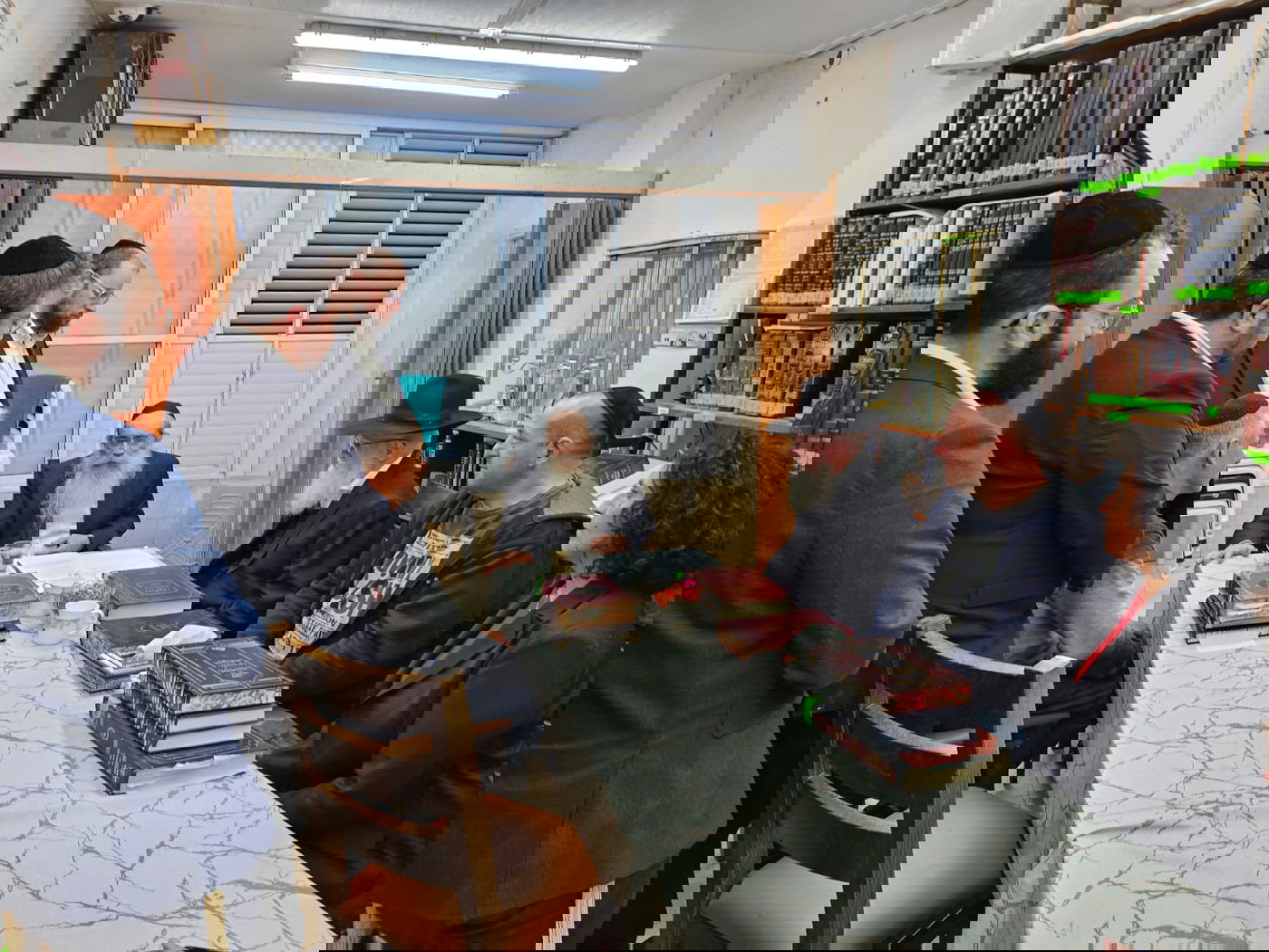 מירב לשם גונן ובעלה במעונו של ראש הישיבה הגר"ש שטיינמן