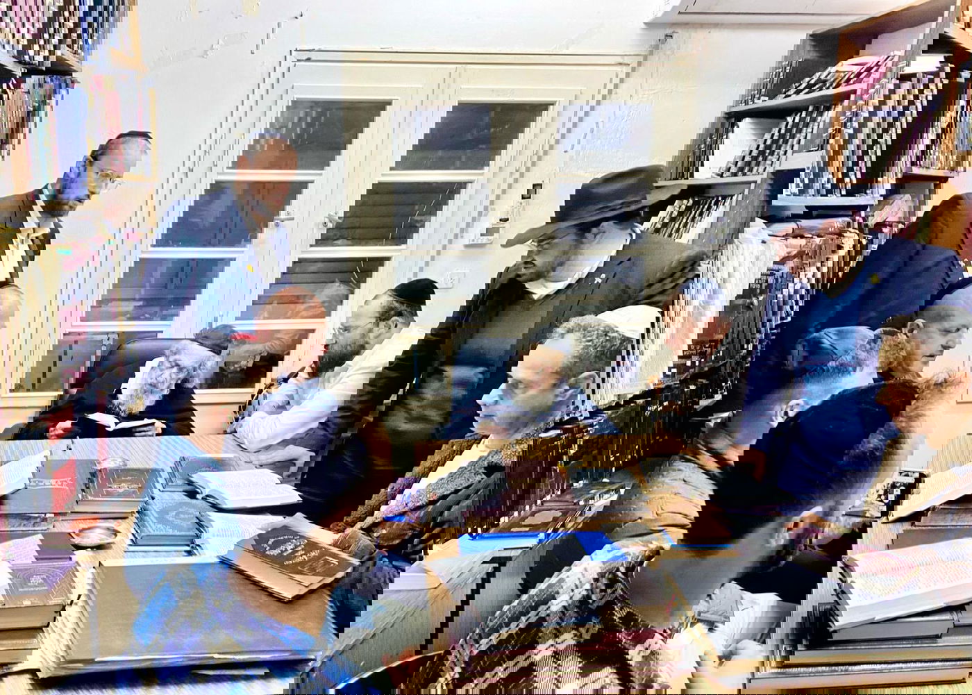 משפחות החטופים במעונו של ראש הישיבה הגר"ד לנדו