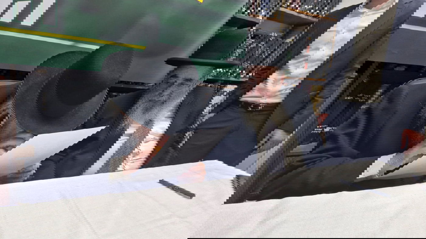 ראש הישיבה הגר"ד לנדו עובר על חתימתו של הגר"א סאלים