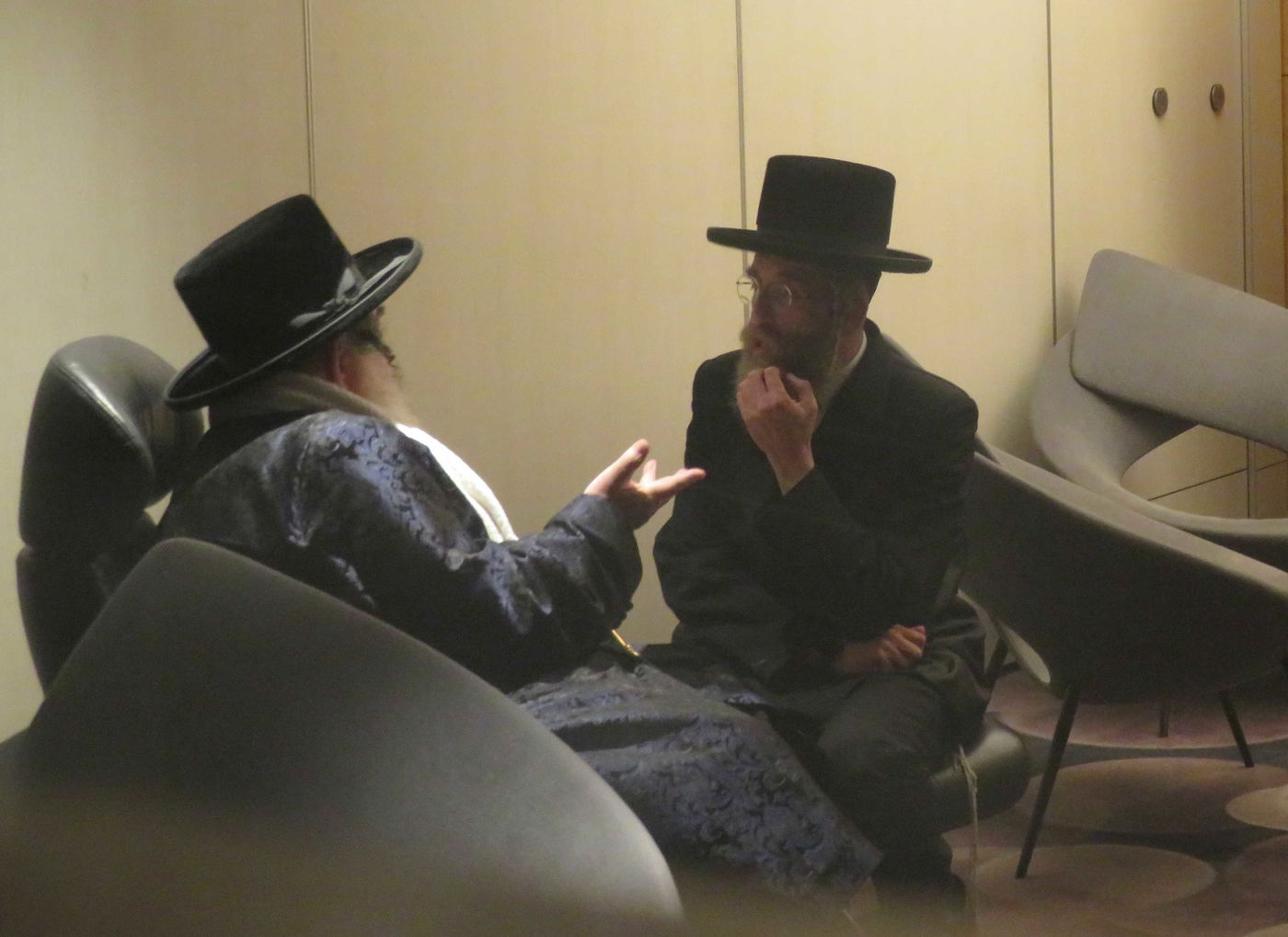 האדמו"ר מויז'ניץ בשדה התעופה בדרכו לארה"ב