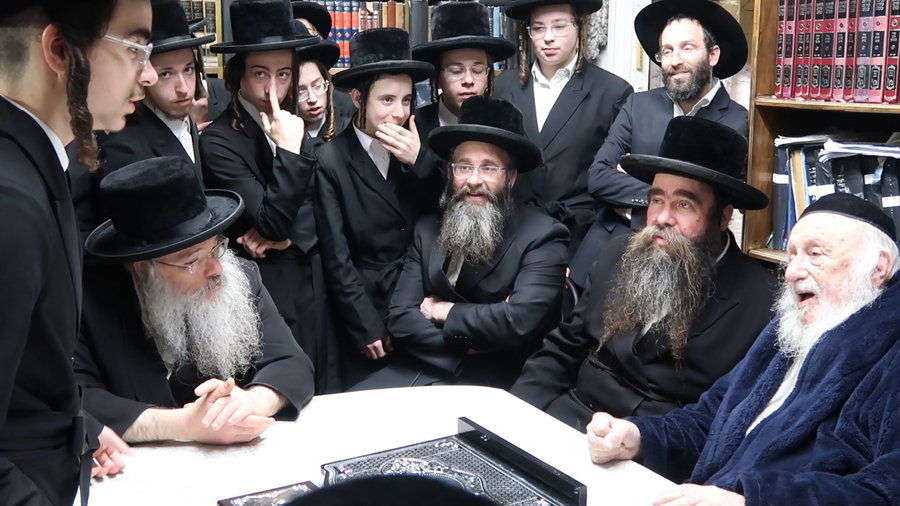 תלמידי ישיבת ויז'ניץ אצל ראש הישיבה